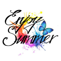 Голубая бабочка летает среди надписи "enjoy summer"