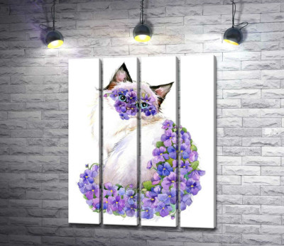 Сиамская кошка украшена ковром фиалок