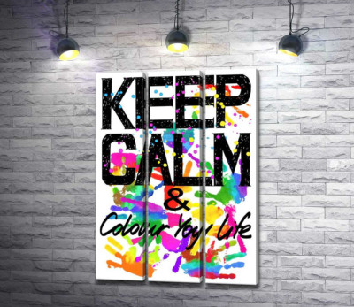 Надпись "keep calm and colour your life" на фоне отпечатков рук