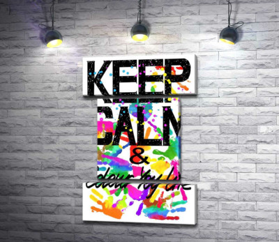 Надпись "keep calm and colour your life" на фоне отпечатков рук