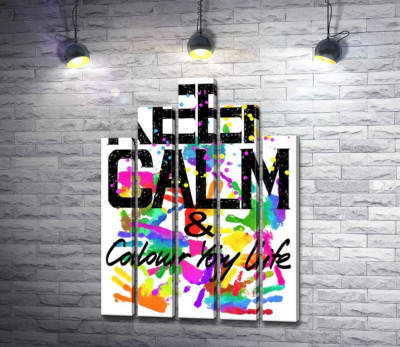 Надпись "keep calm and colour your life" на фоне отпечатков рук