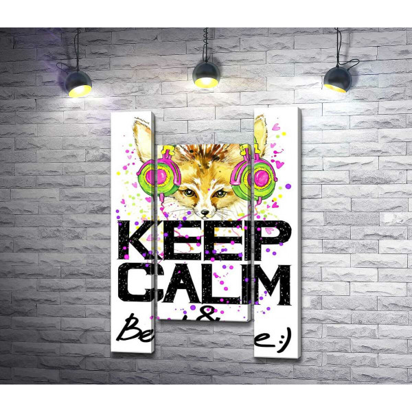 Лиса фенек в ярких наушниках над надписью "keep calm and be positive"