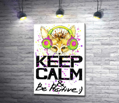 Лиса фенек в ярких наушниках над надписью "keep calm and be positive"