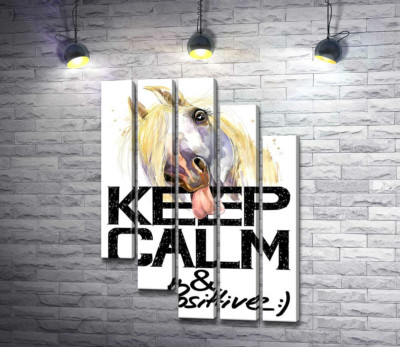 Білий кінь показує язик над написом "keep calm and be positive"