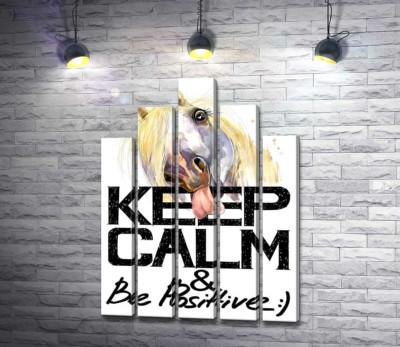 Білий кінь показує язик над написом "keep calm and be positive"