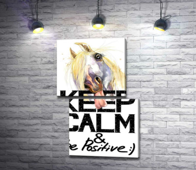Белый конь показывает язык над надписью "keep calm and be positive"