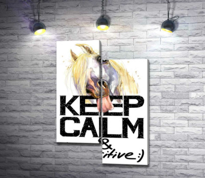 Білий кінь показує язик над написом "keep calm and be positive"