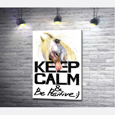 Білий кінь показує язик над написом "keep calm and be positive"