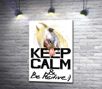 Білий кінь показує язик над написом "keep calm and be positive"