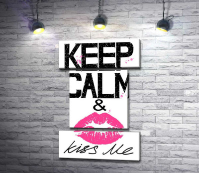 Розовый отпечаток губ среди надписи "keep calm and kiss me"