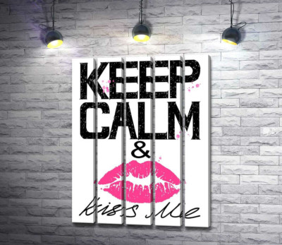 Розовый отпечаток губ среди надписи "keep calm and kiss me"