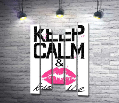 Розовый отпечаток губ среди надписи "keep calm and kiss me"