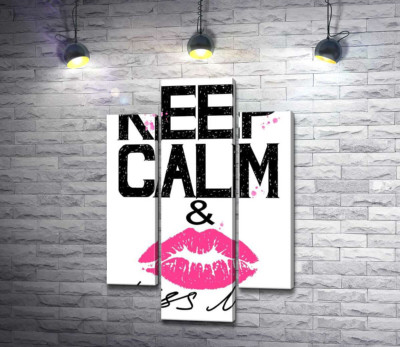 Рожевий відбиток губ серед напису " keep calm and kiss me"