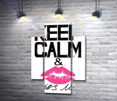 Розовый отпечаток губ среди надписи "keep calm and kiss me"
