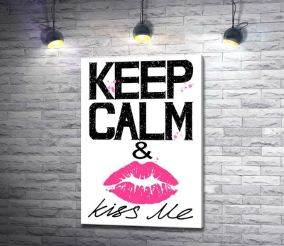 Розовый отпечаток губ среди надписи "keep calm and kiss me"
