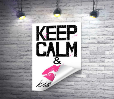 Розовый отпечаток губ среди надписи "keep calm and kiss me"