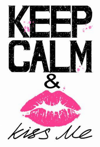 Розовый отпечаток губ среди надписи "keep calm and kiss me"