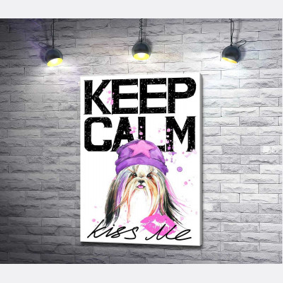 Модная собака среди надписи "keep calm and kiss me"