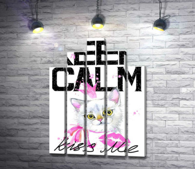 Белая кошка-принцесса среди надписи "keep calm and kiss me"
