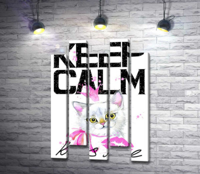 Белая кошка-принцесса среди надписи "keep calm and kiss me"