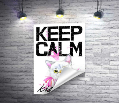 Біла кішка-принцеса серед напису "keep calm and kiss me"