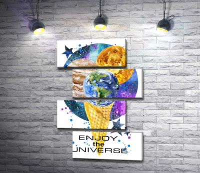 Ріжок морозива з планетами та написом "enjoy the universe"