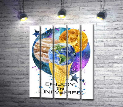 Ріжок морозива з планетами та написом "enjoy the universe"