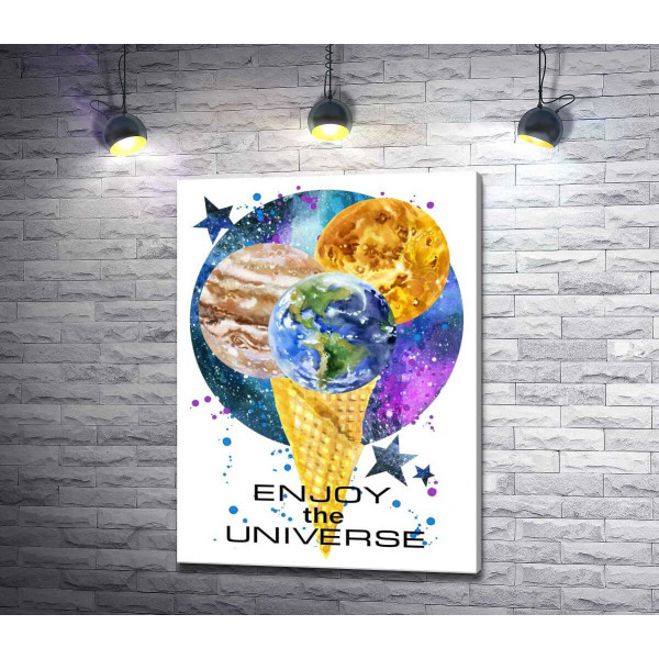 Ріжок морозива з планетами та написом "enjoy the universe"