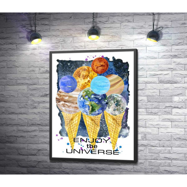 Планеты Солнечной системы собрались на рожках мороженого с надписью "enjoy the universe"
