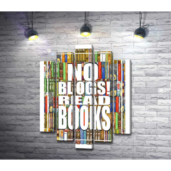 Напис "No blogs! Read books" на фоні книг