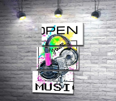 Наушники и микрофон на брызгах желто-зеленого фона с надписью "open your music"
