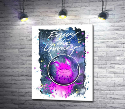 Розовый монстр в шлеме возле надписи "Enjoy the Universe"