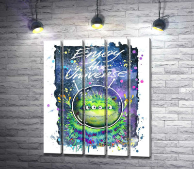 Чотириокий зелений монстр літає в космосі біля напису "Enjoy the Universe"
