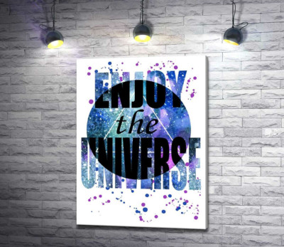 Напис "enjoy the universe" на круглому фоні