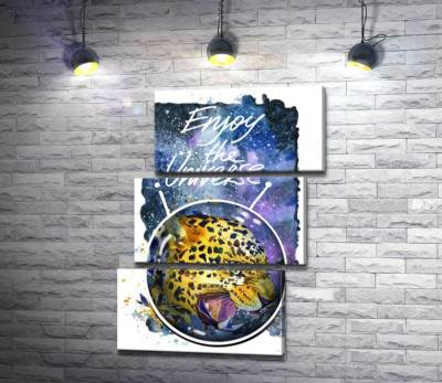 Хищный леопард скалит зубы в космосе с надписью "Enjoy the Universe"