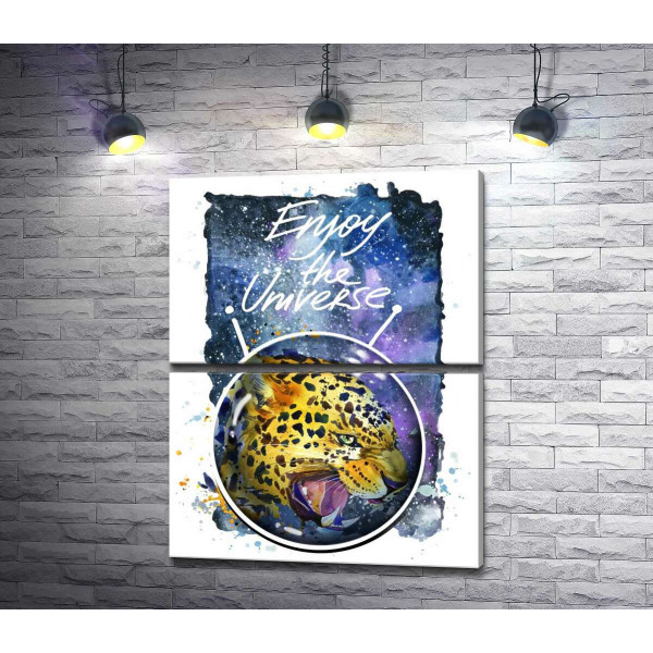 Хищный леопард скалит зубы в космосе с надписью "Enjoy the Universe"
