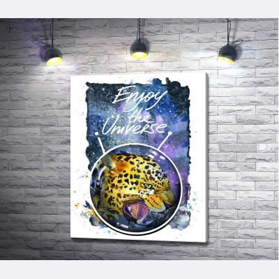 Хижий леопард скалить зуби в космосі з написом "Enjoy the Universe"