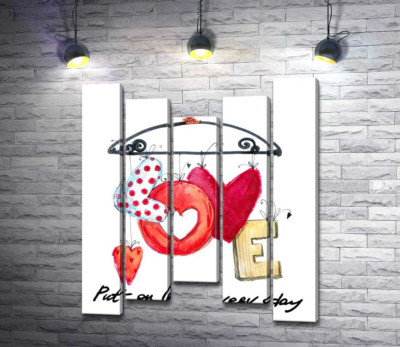 Цветные буквы "love" висят на вешалке