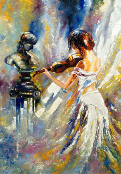 Изящная девушка играет на скрипке перед греческой статуей