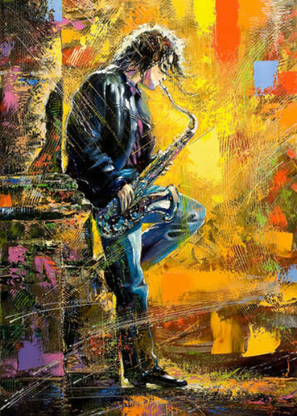 Парень играет на саксофоне среди вечерней улицы