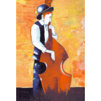Рыжий мужчина играет на виолончели