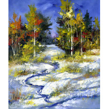 Голубой ручей прокладывает дорогу в снегу между осенними деревьями