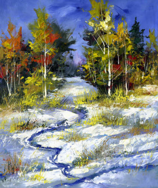 Голубой ручей прокладывает дорогу в снегу между осенними деревьями