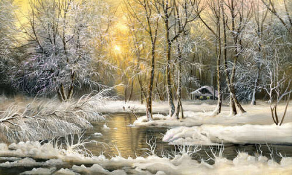 Желтые солнечные лучи отражаются в водах зимней лесной реки