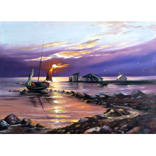 Вечернее солнце освещает лодку и рыбацкие дома