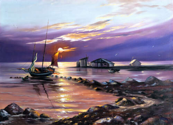 Вечірнє сонце освітлює є човен та рибацькі будинки