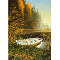 Белая лодка отдыхает у осеннего берега лесного озера