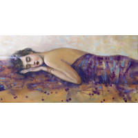 Девушка спит под пурпурным покрывалом