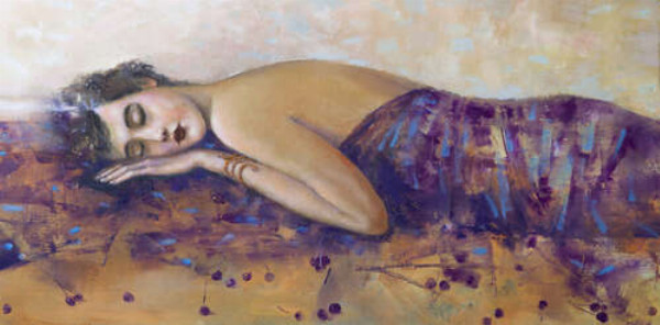 Девушка спит под пурпурным покрывалом
