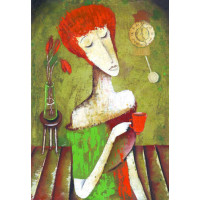 Рыжеволосая женщина в зеленом платье за чашкой кофе